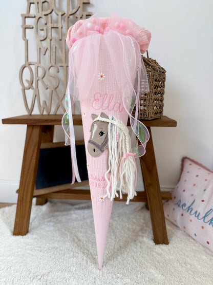 Musselin Schultüte 70 cm Babyrosa  für Mädchen mit Pferd & Gänseblümchen | Haflinger – personalisiert inkl. Rohling optional mit Inlett Kissen, Pompon-Tüllschleife | Schultüte aus Stoff