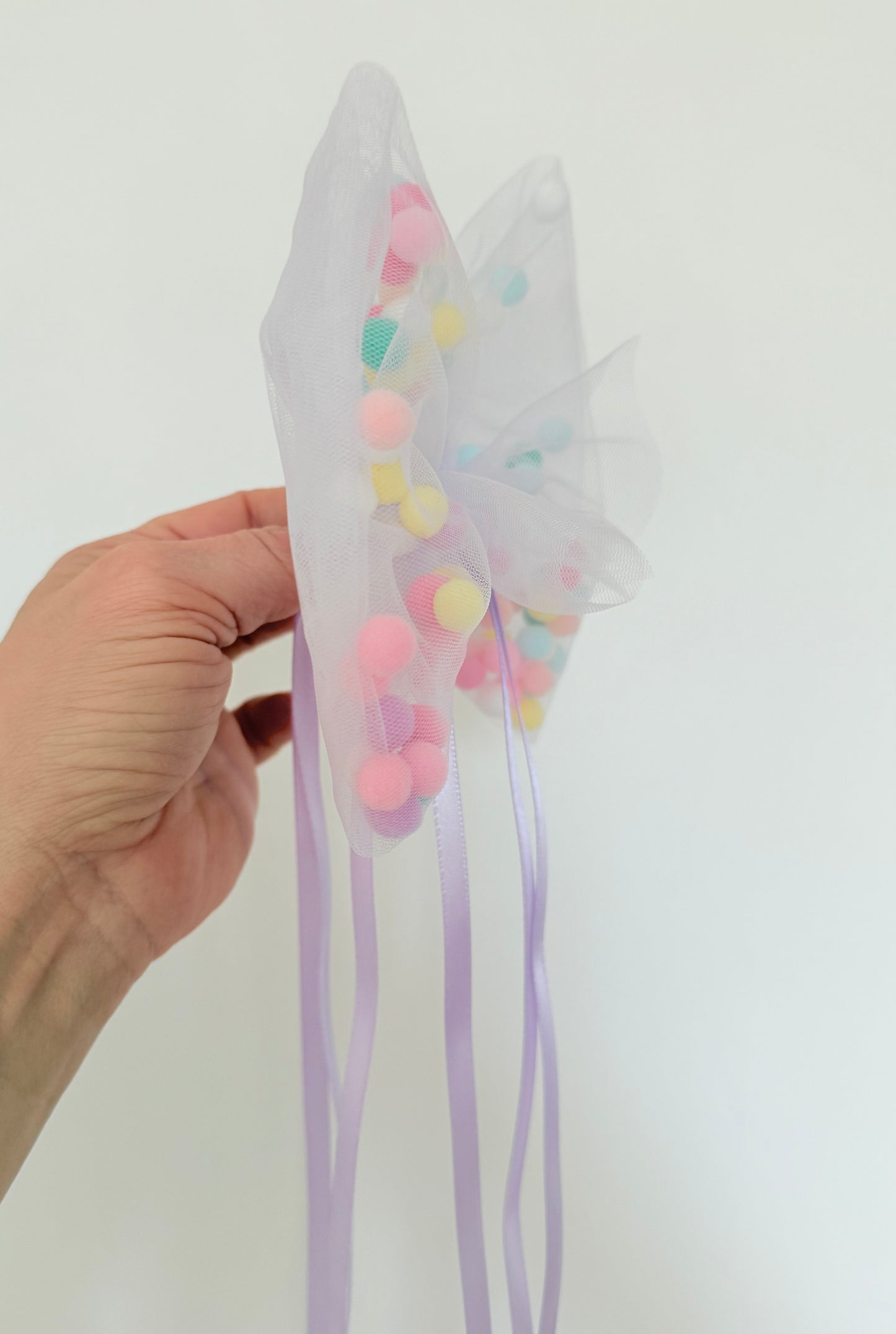 Pompon-Tüllschleife, Flieder Pastellfarben, Schleife passend für Schultüten ab 70 cm, Kita- & Geschwistertüten ab 35 cm