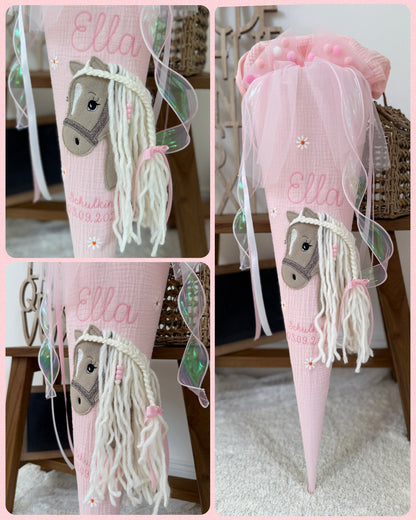 Musselin Schultüte 70 cm Babyrosa  für Mädchen mit Pferd & Gänseblümchen | Haflinger – personalisiert inkl. Rohling optional mit Inlett Kissen, Pompon-Tüllschleife | Schultüte aus Stoff