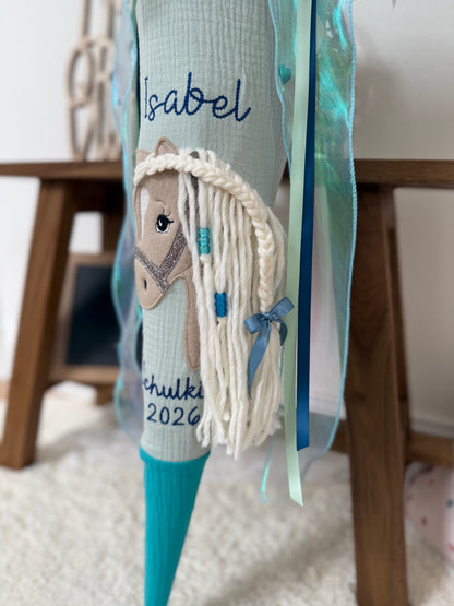 Musselin Schultüte 70 cm Türkis für Mädchen mit Pferd | Haflinger – personalisiert inkl. Rohling optional mit Inlett Kissen, Pompon-Tüllschleife | Schultüte aus Stoff
