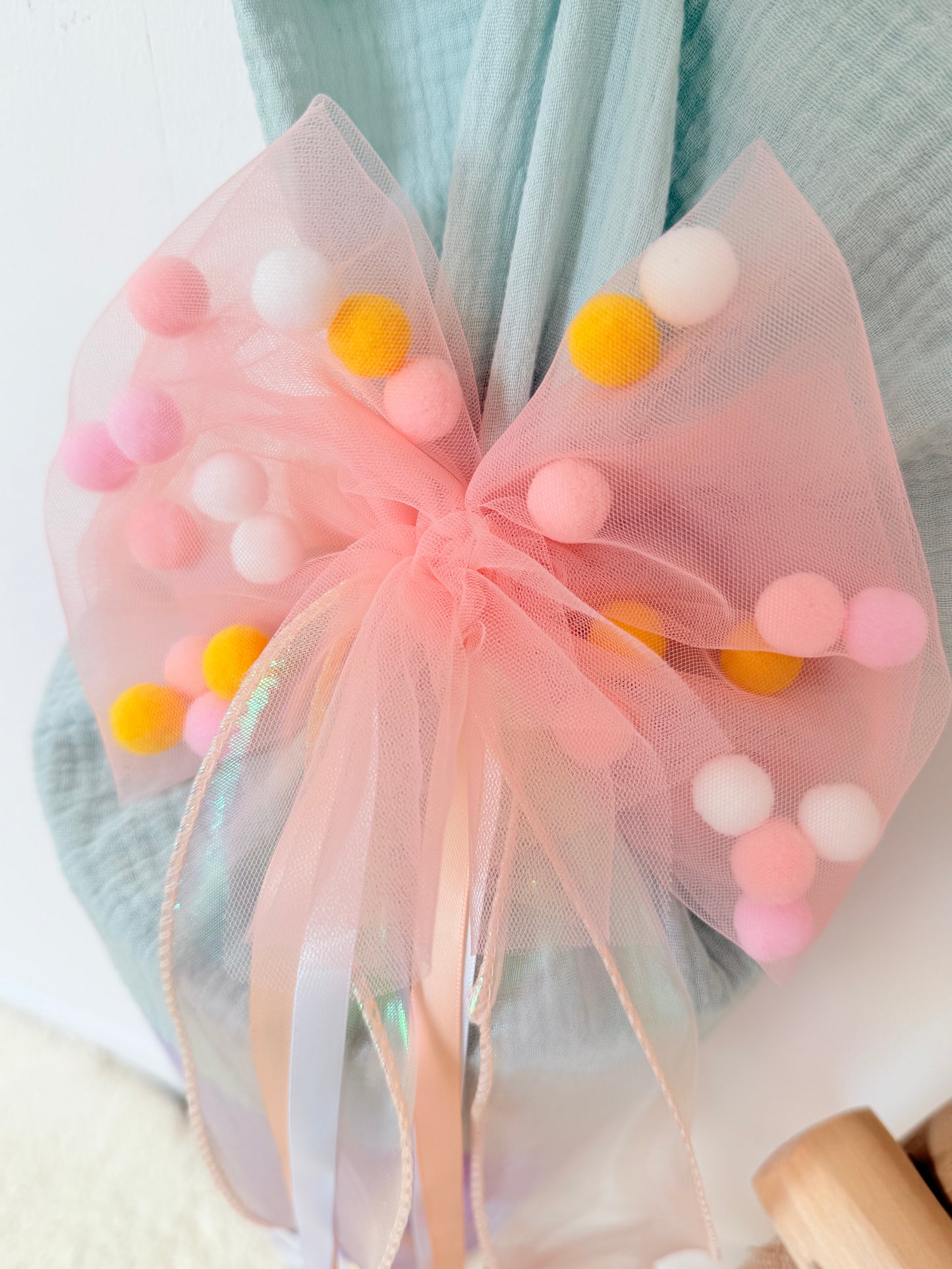 Pompon-Tüllschleife, Pfirsich Gelb Holoband, Schleife passend für Schultüten ab 70 cm, Kita- & Geschwistertüten ab 35 cm