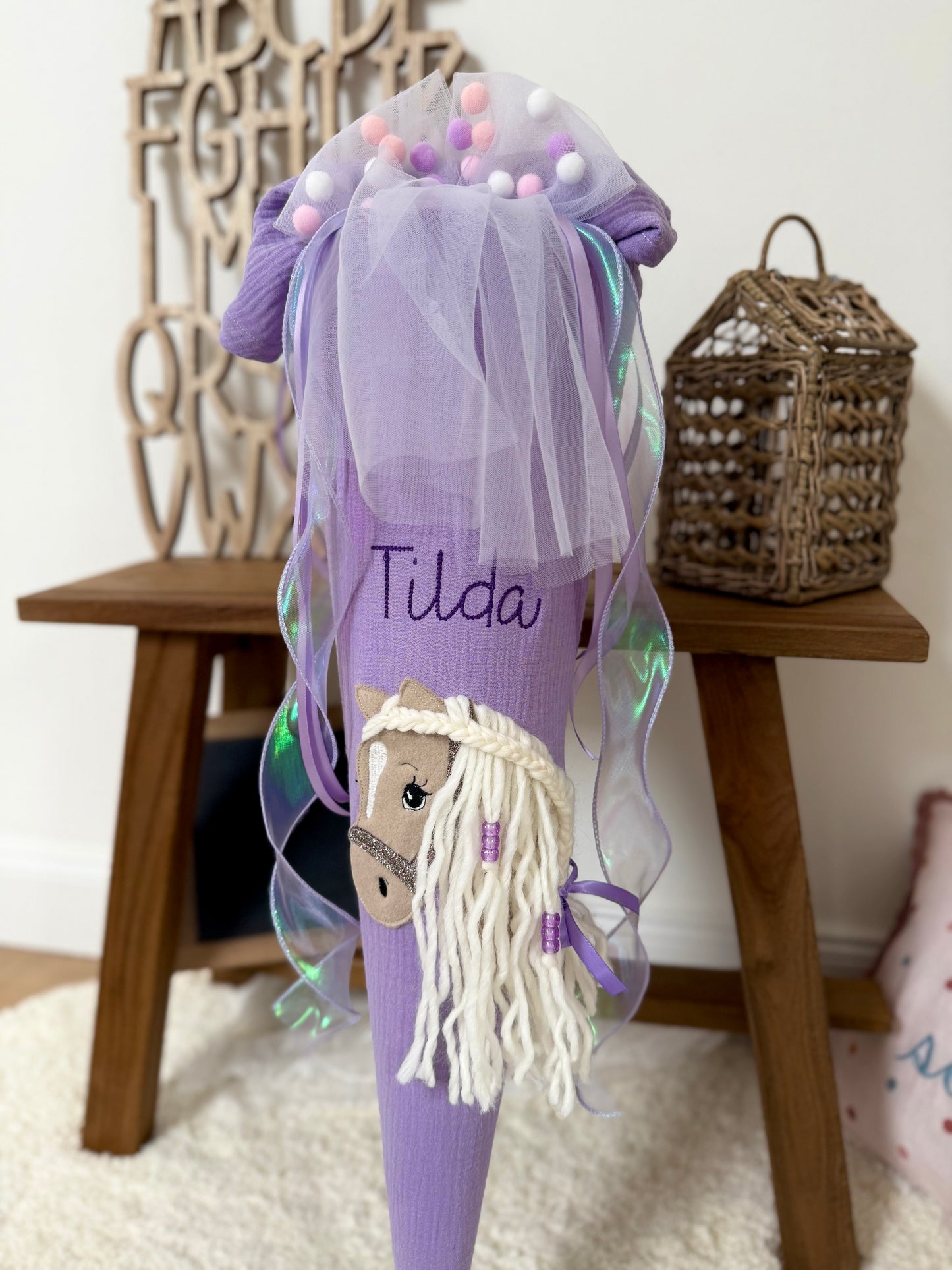 Musselin Schultüte 70 cm Lila für Mädchen mit Pferd | Haflinger – personalisiert inkl. Rohling optional mit Inlett Kissen, Pompon-Tüllschleife | Schultüte aus Stoff