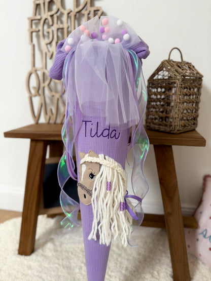Musselin Schultüte 70 cm Lila für Mädchen mit Pferd | Haflinger – personalisiert inkl. Rohling optional mit Inlett Kissen, Pompon-Tüllschleife | Schultüte aus Stoff