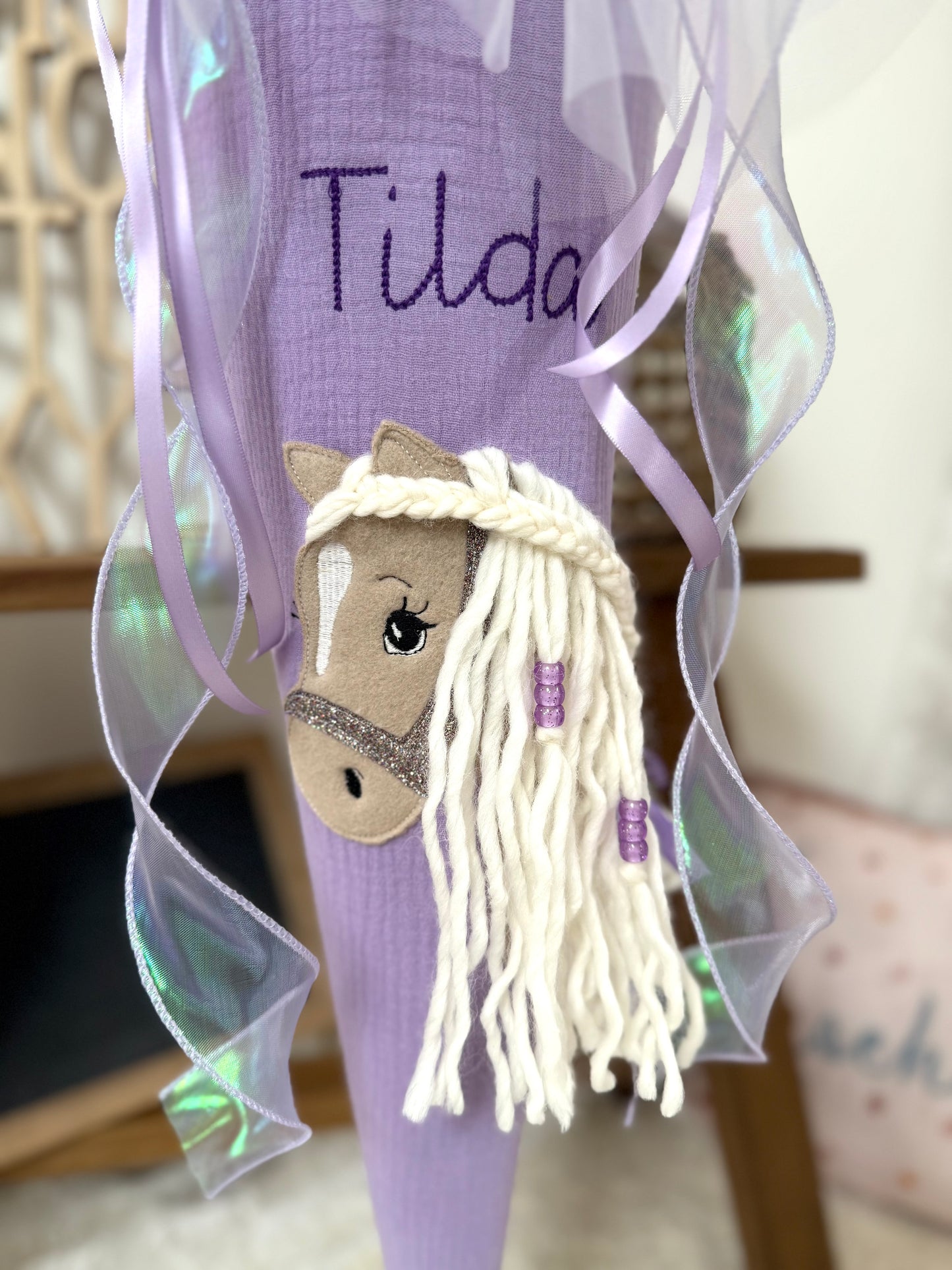 Musselin Schultüte 70 cm Lila für Mädchen mit Pferd | Haflinger – personalisiert inkl. Rohling optional mit Inlett Kissen, Pompon-Tüllschleife | Schultüte aus Stoff