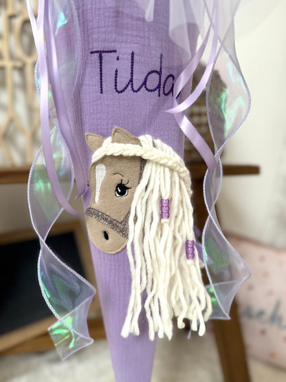 Musselin Schultüte 70 cm Lila für Mädchen mit Pferd | Haflinger – personalisiert inkl. Rohling optional mit Inlett Kissen, Pompon-Tüllschleife | Schultüte aus Stoff