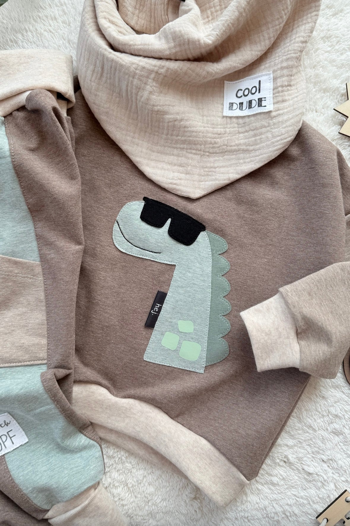 Oversized Kinder Sweater aus Sommersweat mit Dino Applikationen, Pullover für Jungen
