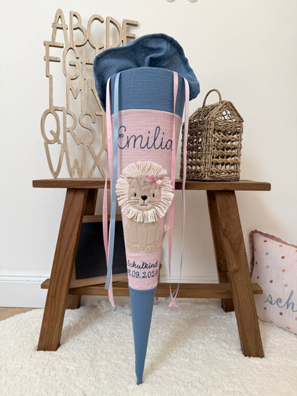 Dein Design Musselin Schultüte Löwin 70 cm, personalisiert- optional mit Kissen