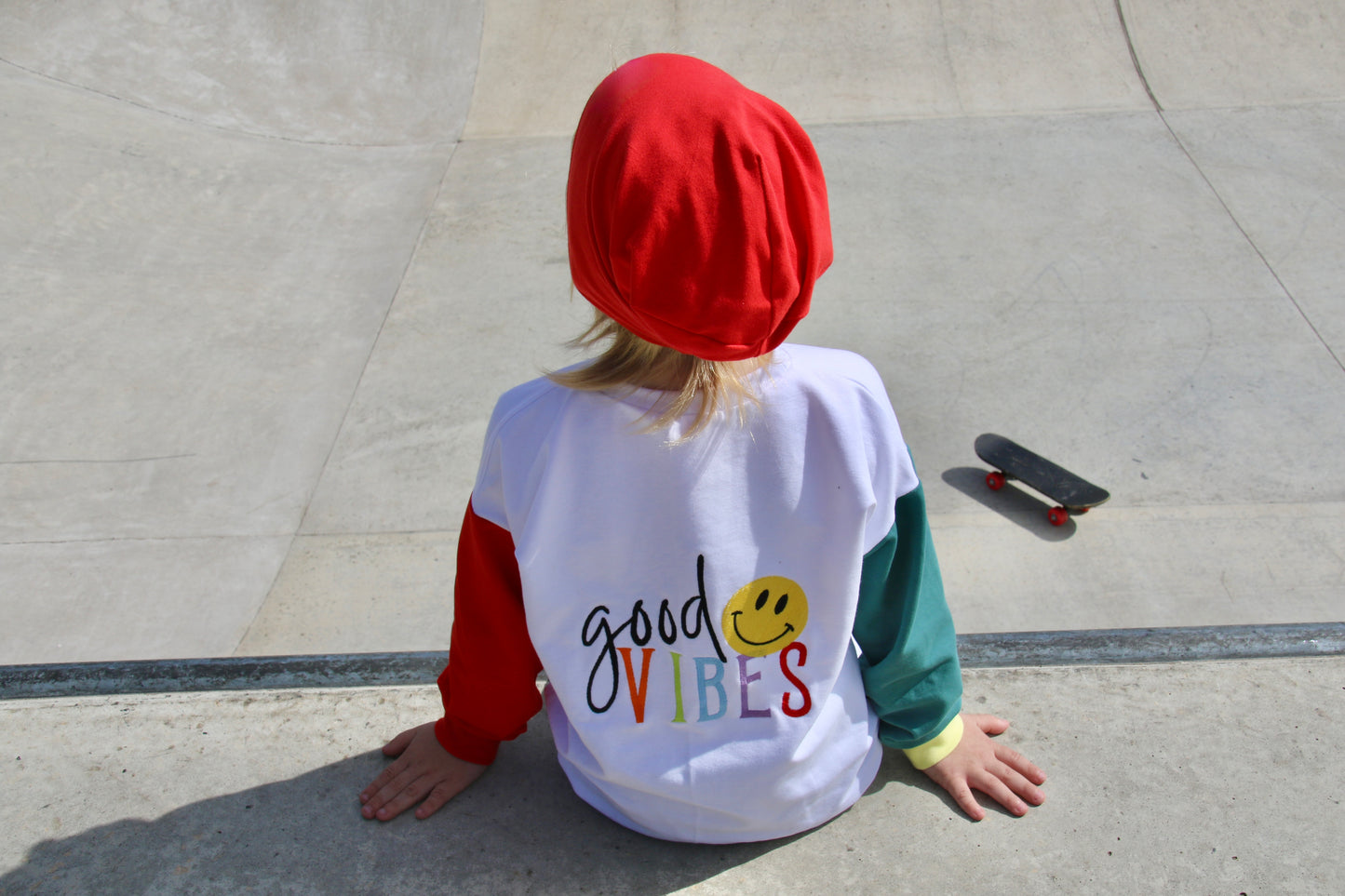 Oversized Kinder Sweater aus Sommersweat mit Smiley Good Vibes Applikationen, Pullover für Jungen
