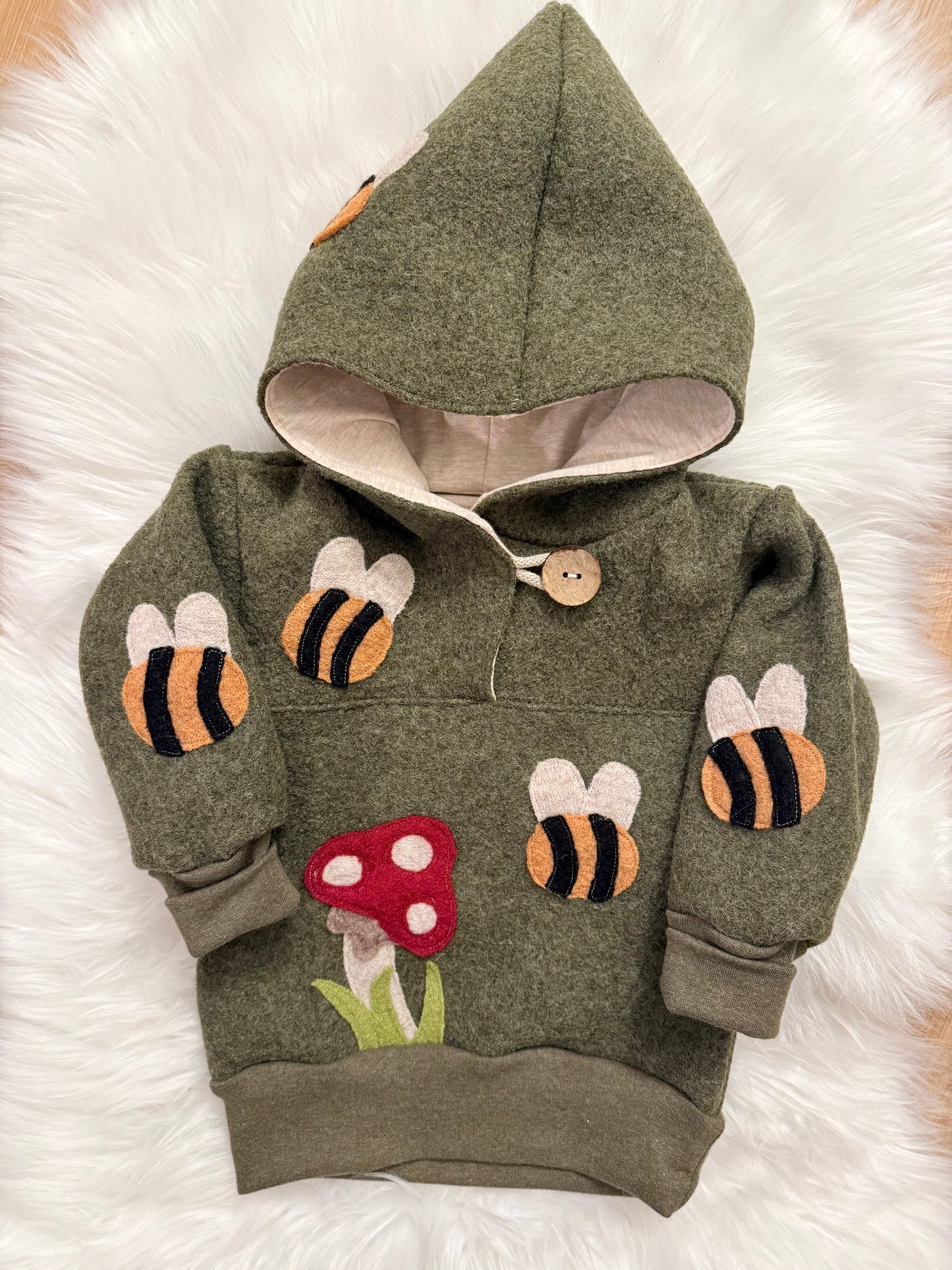 Windbreaker Geschichtenerzähler "Die Bienen und der Fliegenpilz" | Wollwalk | 100% Schurwolle