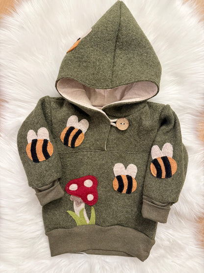 Windbreaker Geschichtenerzähler "Die Bienen und der Fliegenpilz" | Wollwalk | 100% Schurwolle