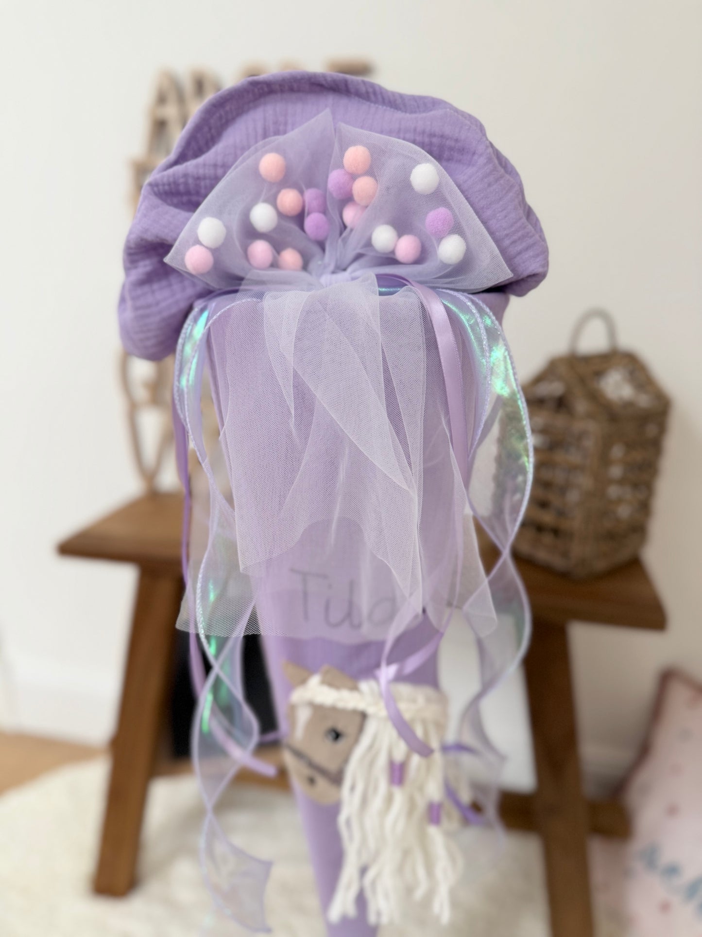 Musselin Schultüte 70 cm Lila für Mädchen mit Pferd | Haflinger – personalisiert inkl. Rohling optional mit Inlett Kissen, Pompon-Tüllschleife | Schultüte aus Stoff