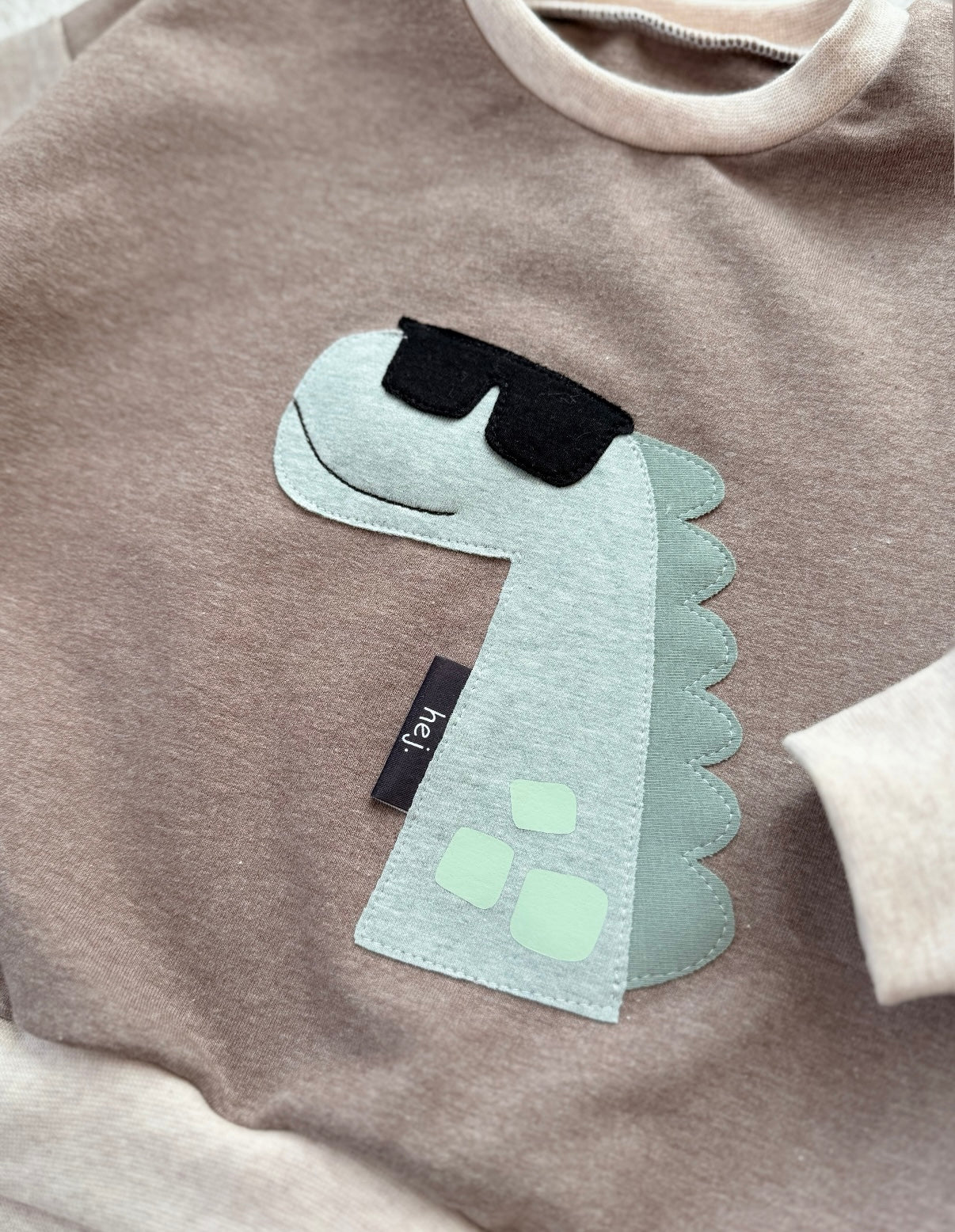 Oversized Kinder Sweater aus Sommersweat mit Dino Applikationen, Pullover für Jungen