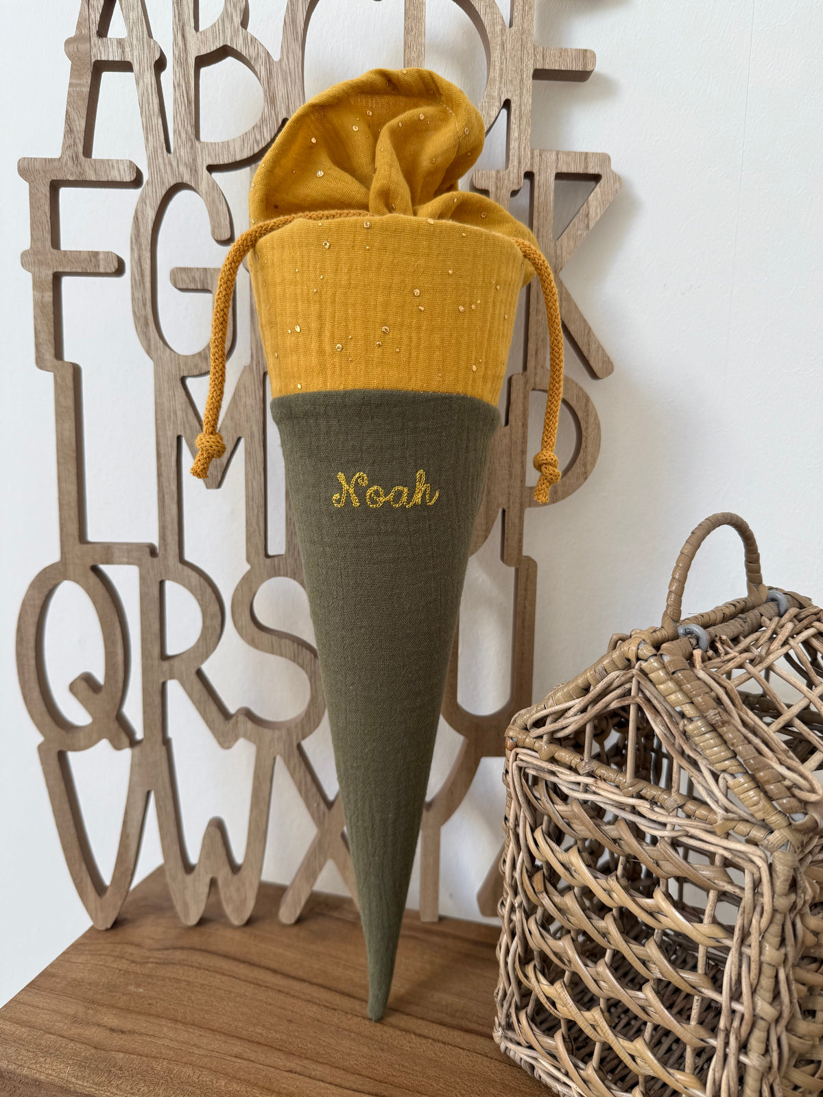 ✨ BESTSELLER ✨ Kleine Musselin Stoffschultüte 35 cm – Kita- & Geschwistertüte, individuelle Farbwahl, personalisierbar, goldene Punkte für Jungen und Mädchen