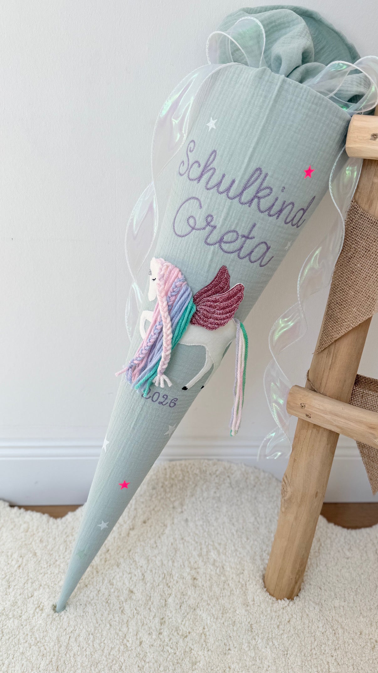 Musselin Schultüte 70 cm Großschrift „Schulkind“ Personalisiert | Einhorn mit Flügeln | Pegasus | Regenbogenmähne | Holographisches Schleifenband | Kisseninlett
