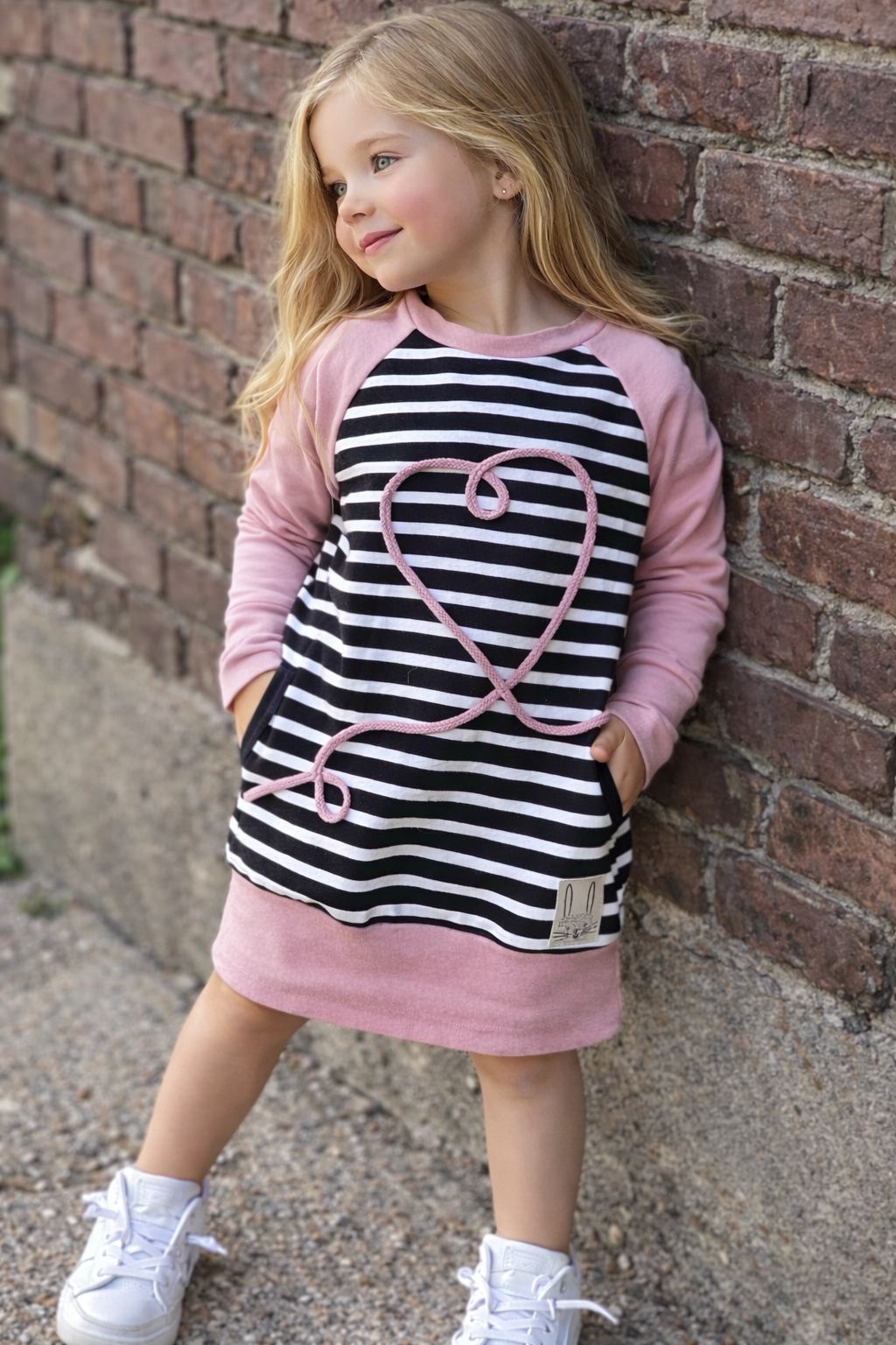 Handgemachtes Sweatkleid für Mädchen – mitwachsend, bequem & zeitlos