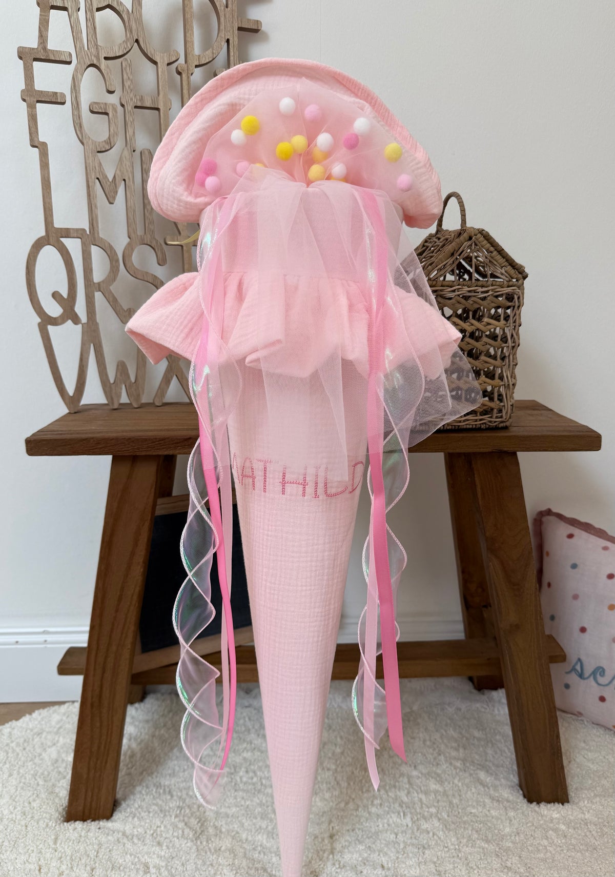 Basic Musselin Schultüte mit Rüsche 70 cm, individuelle Farbwahl– personalisierbar, optional mit Kissen