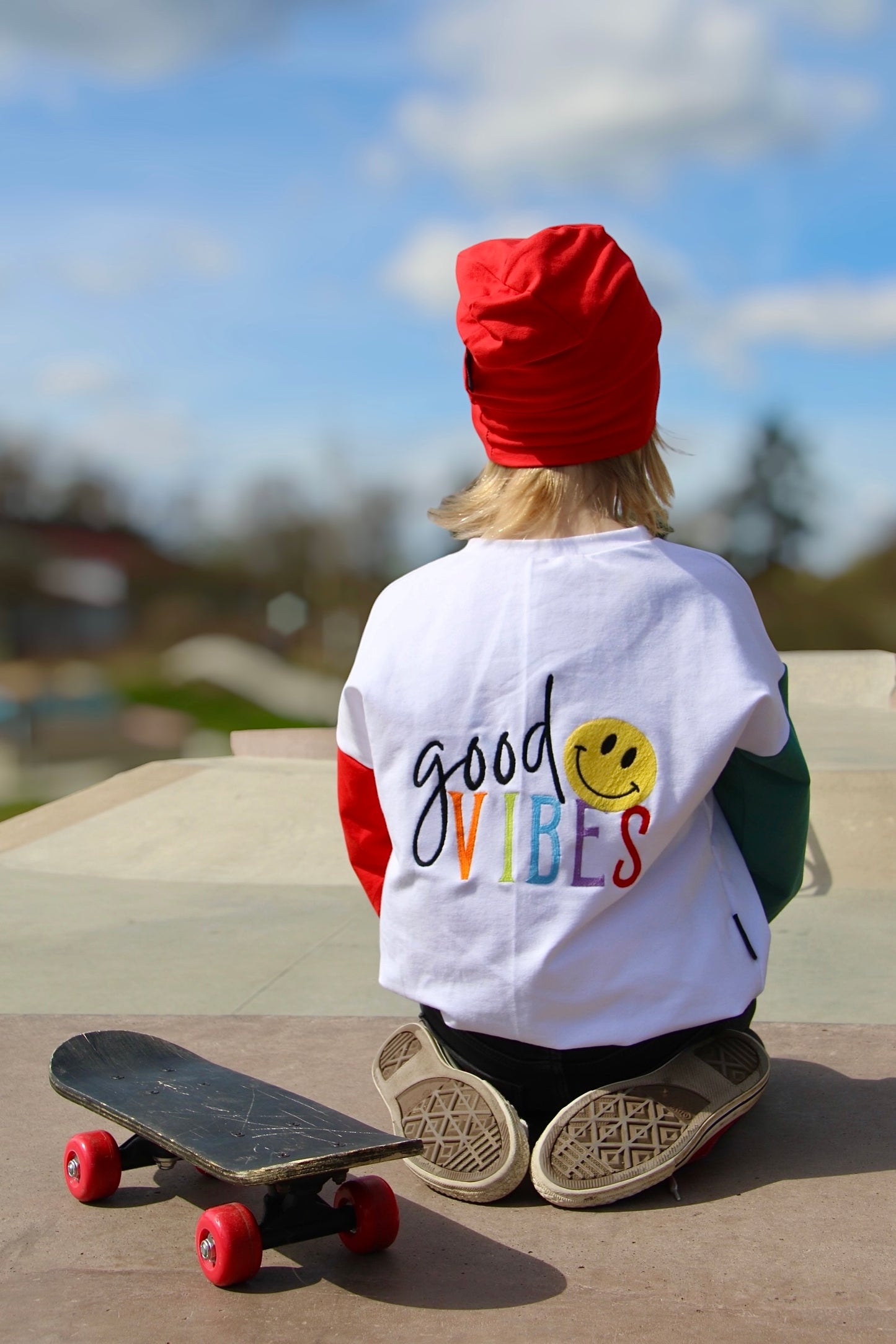 Oversized Kinder Sweater aus Sommersweat mit Smiley Good Vibes Applikationen, Pullover für Jungen