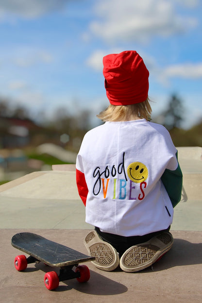 Oversized Kinder Sweater aus Sommersweat mit Smiley Good Vibes Applikationen, Pullover für Jungen