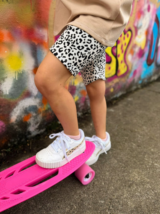 Leo Radlerhose Mädchen aus Rippjersey – kurze Leggings mit Leopardenprint, bequem & elastisch