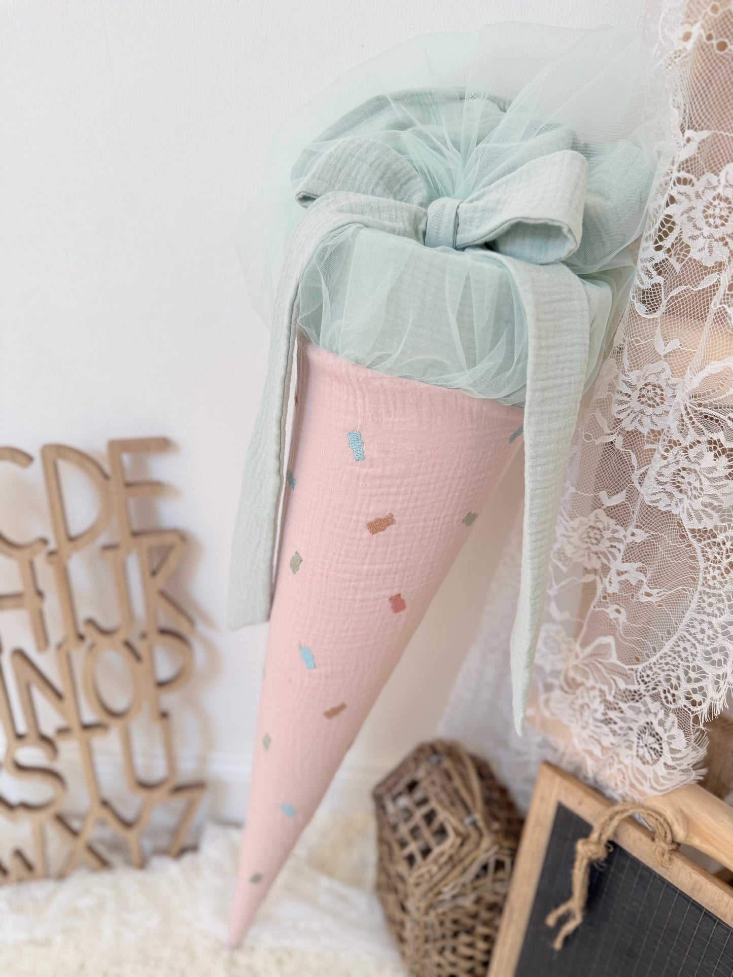 Musselin Schultüte Zucker-Bären mit Rüsche für Mädchen 70cm, inklusive Rohling, optional mit Inlett Kissen | Schultüte aus Stoff