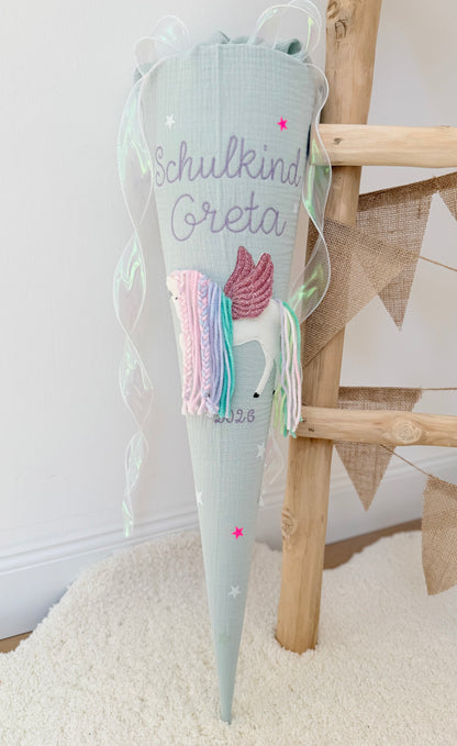 Musselin Schultüte 70 cm Großschrift „Schulkind“ Personalisiert | Einhorn mit Flügeln | Pegasus | Regenbogenmähne | Holographisches Schleifenband | Kisseninlett