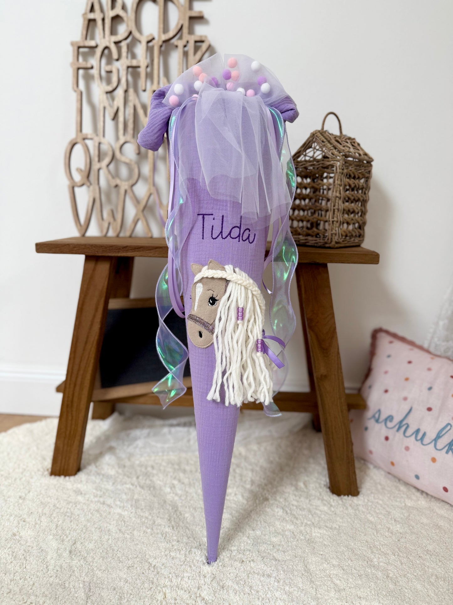 Musselin Schultüte 70 cm Lila für Mädchen mit Pferd | Haflinger – personalisiert inkl. Rohling optional mit Inlett Kissen, Pompon-Tüllschleife | Schultüte aus Stoff