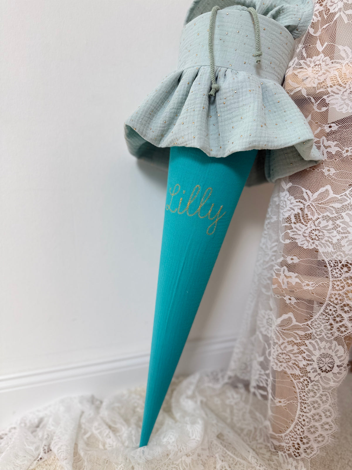 Basic Musselin Schultüte mit Rüsche und goldenen Punkten 70 cm, viele Farben, personalisierbar, Kisseninlett optional