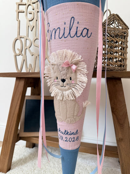 Dein Design Musselin Schultüte Löwin 70 cm, personalisiert- optional mit Kissen