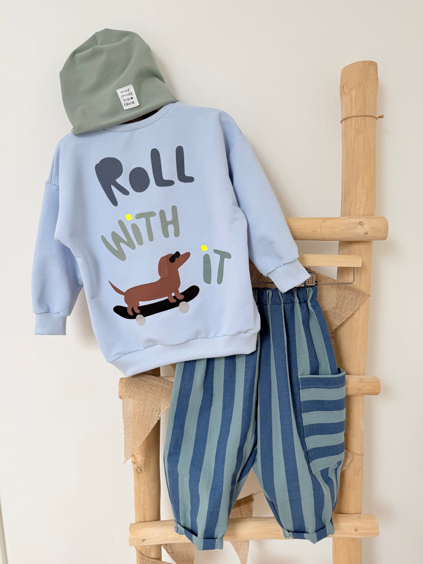 Oversized Kinder Sweater mit Handmade Applikation Dackel „Roll with it“ Pullover für Jungen