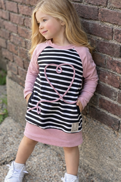 Handgemachtes Sweatkleid für Mädchen – mitwachsend, bequem & zeitlos