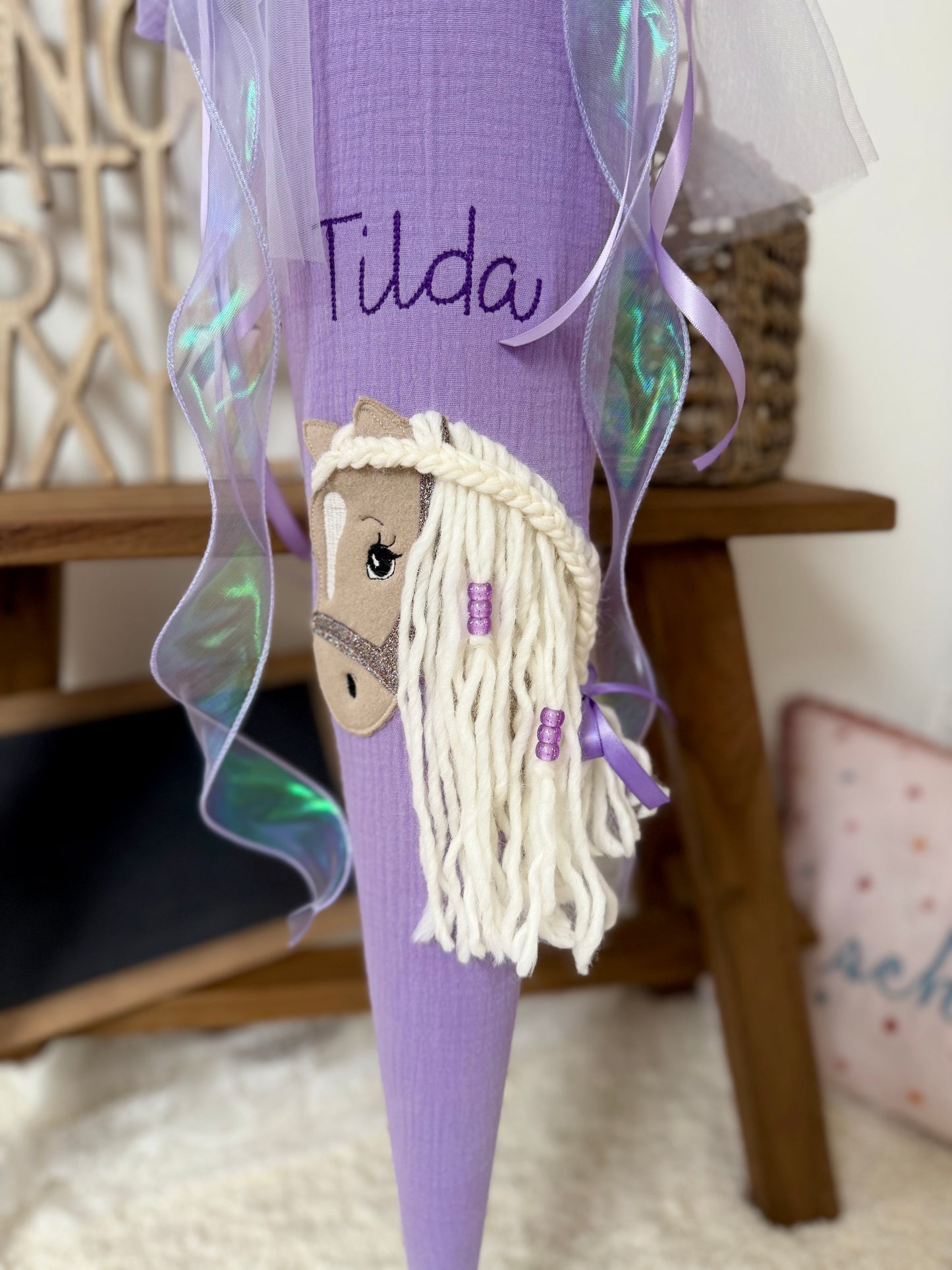 Musselin Schultüte 70 cm Lila für Mädchen mit Pferd | Haflinger – personalisiert inkl. Rohling optional mit Inlett Kissen, Pompon-Tüllschleife | Schultüte aus Stoff
