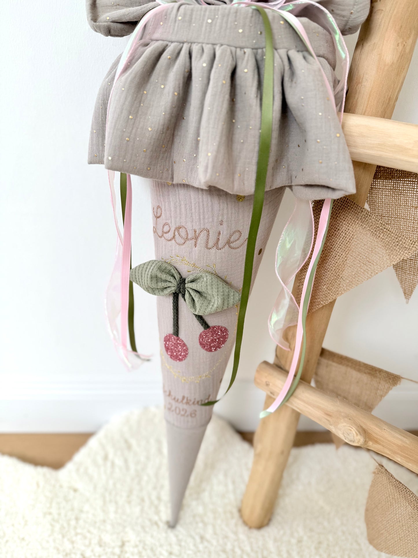 Individuelle Musselin Schultüte für Mädchen 70 cm mit Kirsche, Einschulung mit Kisseninlett