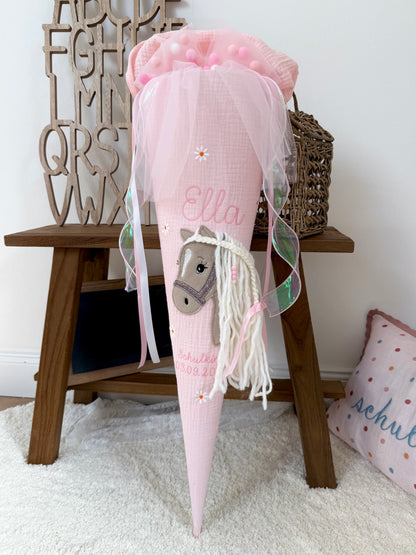 Musselin Schultüte 70 cm Babyrosa  für Mädchen mit Pferd & Gänseblümchen | Haflinger – personalisiert inkl. Rohling optional mit Inlett Kissen, Pompon-Tüllschleife | Schultüte aus Stoff
