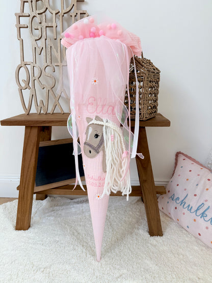 Musselin Schultüte 70 cm Babyrosa  für Mädchen mit Pferd & Gänseblümchen | Haflinger – personalisiert inkl. Rohling optional mit Inlett Kissen, Pompon-Tüllschleife | Schultüte aus Stoff