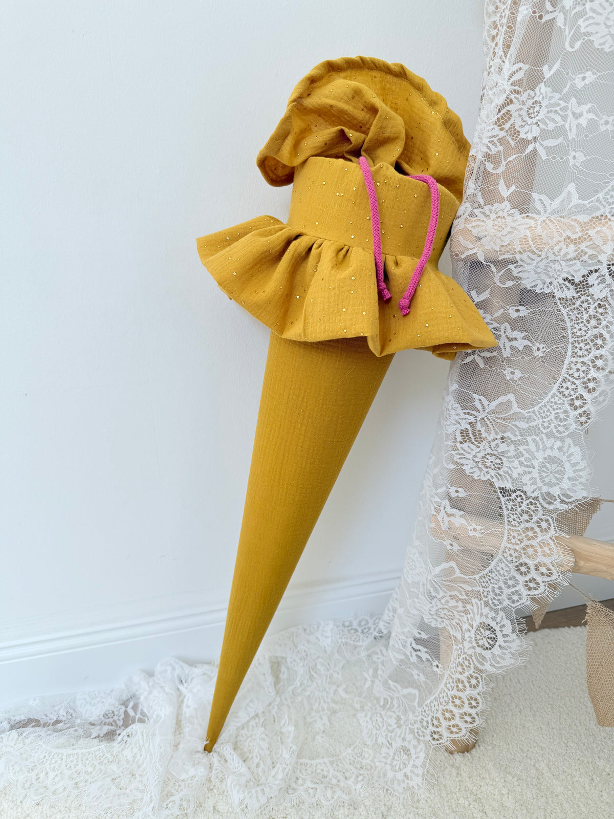 Basic Musselin Schultüte mit Rüsche und goldenen Punkten 70 cm, viele Farben, personalisierbar, Kisseninlett optional