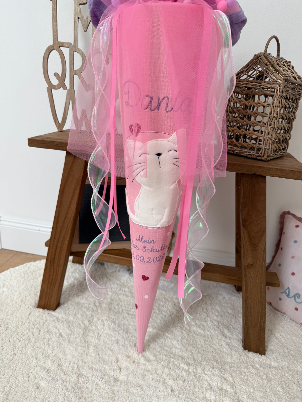 Musselin Schultüte 70 cm Rosa, Lila, Weiße Katze zur Einschulung für Mädchen, optional mit Pompon-Tüllschleife und Kissen