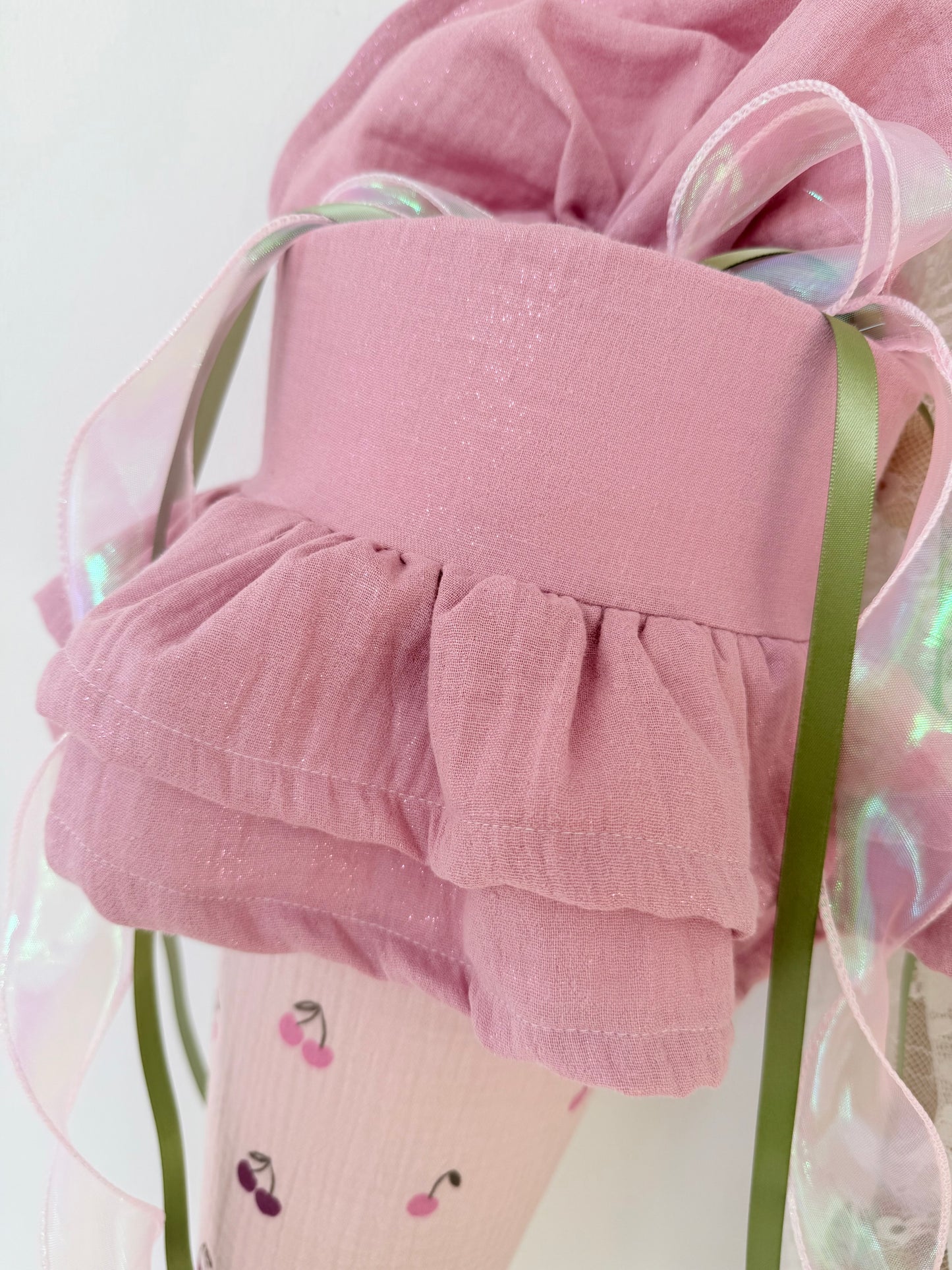 Musselin Schultüte Kirsche mit Rüsche für Mädchen 70cm, inklusive Rohling, optional mit Inlett Kissen | Schultüte aus Stoff