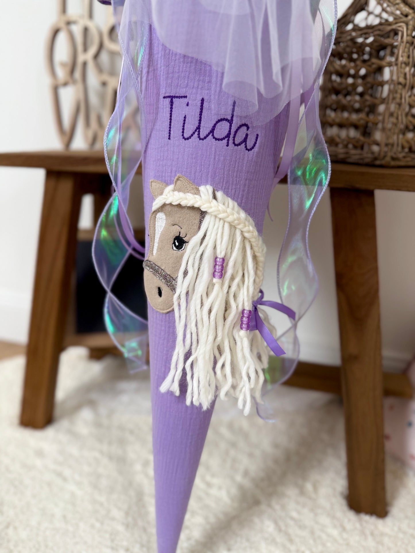 Musselin Schultüte 70 cm Lila für Mädchen mit Pferd | Haflinger – personalisiert inkl. Rohling optional mit Inlett Kissen, Pompon-Tüllschleife | Schultüte aus Stoff