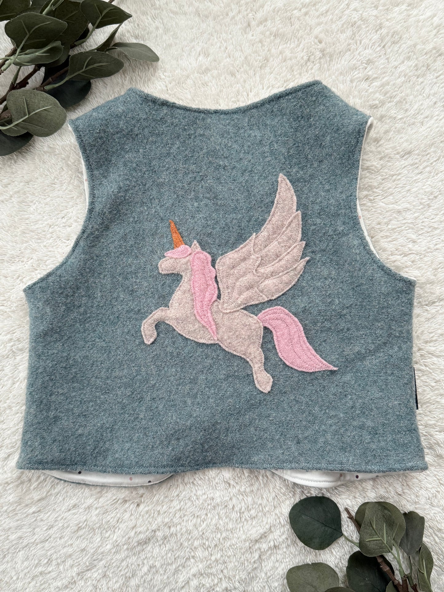 Handmade Weste Kinder | Wollwalk | Walkweste | Pegasus Applikation