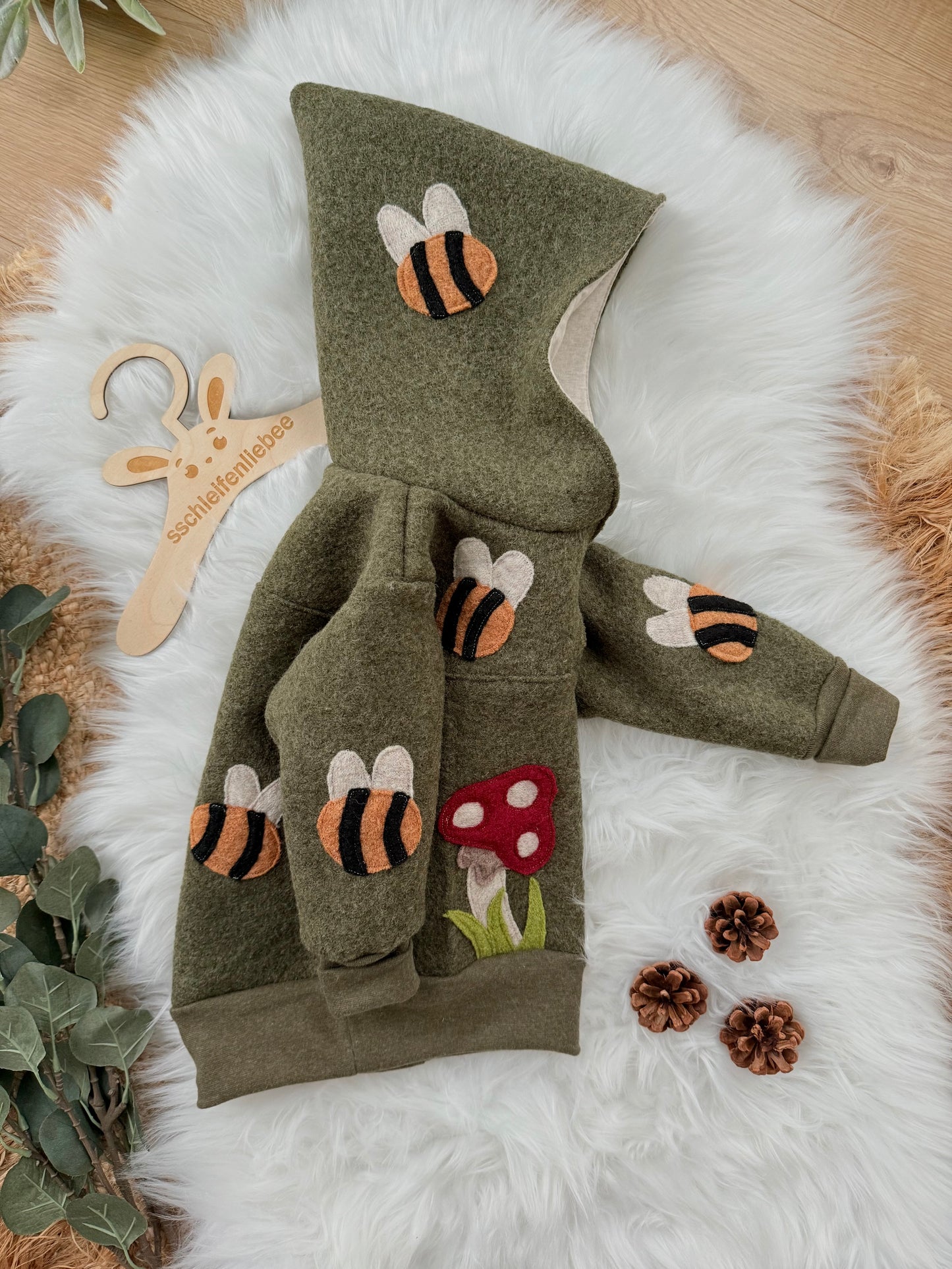 Windbreaker Geschichtenerzähler "Die Bienen und der Fliegenpilz" | Wollwalk | 100% Schurwolle