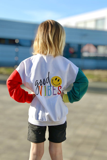 Oversized Kinder Sweater aus Sommersweat mit Smiley Good Vibes Applikationen, Pullover für Jungen