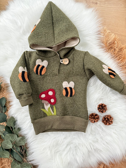 Windbreaker Geschichtenerzähler "Die Bienen und der Fliegenpilz" | Wollwalk | 100% Schurwolle