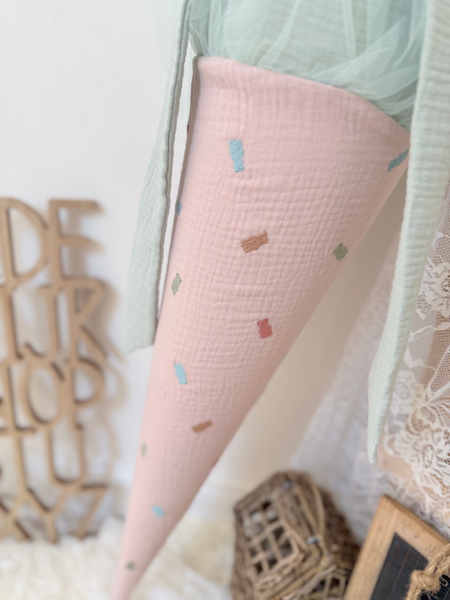 Musselin Schultüte Zucker-Bären mit Rüsche für Mädchen 70cm, inklusive Rohling, optional mit Inlett Kissen | Schultüte aus Stoff