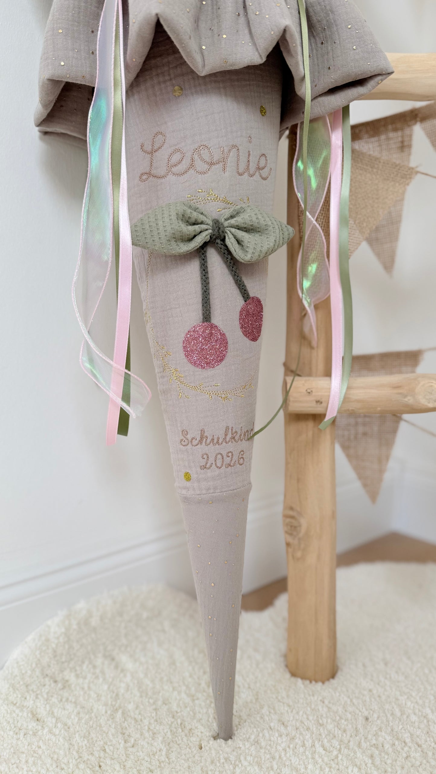Individuelle Musselin Schultüte für Mädchen 70 cm mit Kirsche, Einschulung mit Kisseninlett