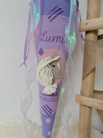 Lila Musselin Schultüte für Mädchen mit Pferd & Pompon Tüllschleife | Haflinger – personalisiert inkl. Rohling optional mit Inlett Kissen | Schultüte aus Stoff