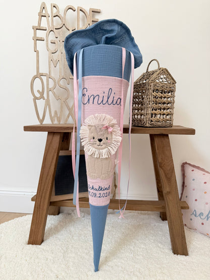 Dein Design Musselin Schultüte Löwin 70 cm, personalisiert- optional mit Kissen