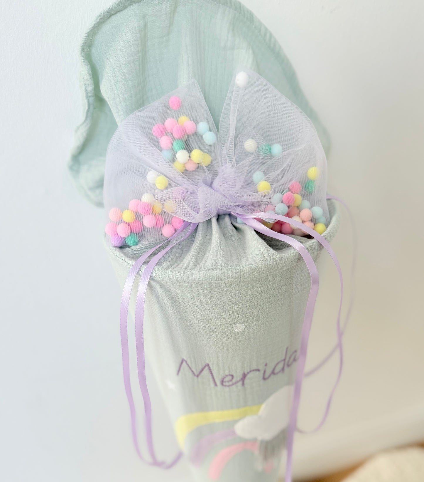 Pompon-Tüllschleife, Flieder Pastellfarben, Schleife passend für Schultüten ab 70 cm, Kita- & Geschwistertüten ab 35 cm
