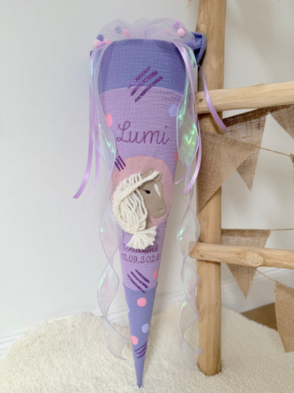 Lila Musselin Schultüte für Mädchen mit Pferd & Pompon Tüllschleife | Haflinger – personalisiert inkl. Rohling optional mit Inlett Kissen | Schultüte aus Stoff