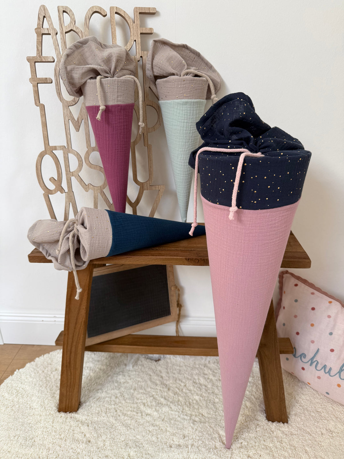 ✨ BESTSELLER ✨ Kleine Musselin Stoffschultüte 35 cm – Kita- & Geschwistertüte, individuelle Farbwahl, personalisierbar, goldene Punkte für Jungen und Mädchen