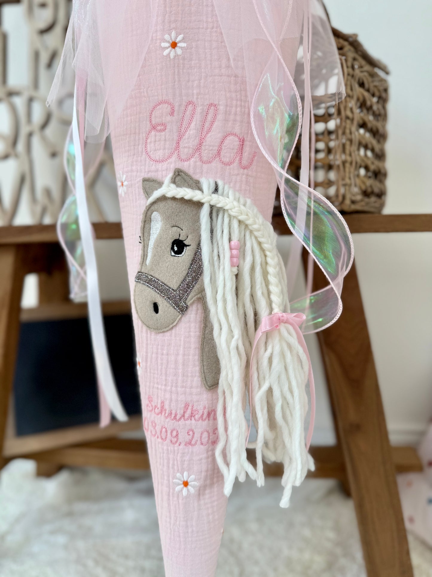 Musselin Schultüte 70 cm Babyrosa  für Mädchen mit Pferd & Gänseblümchen | Haflinger – personalisiert inkl. Rohling optional mit Inlett Kissen, Pompon-Tüllschleife | Schultüte aus Stoff